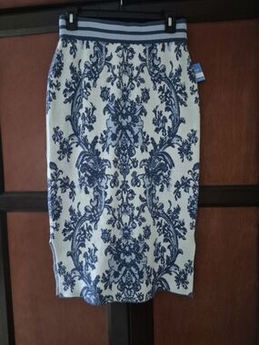 OnTwelth.  Blue and White Floral-Pattern Knit Pencil Skirt Size M